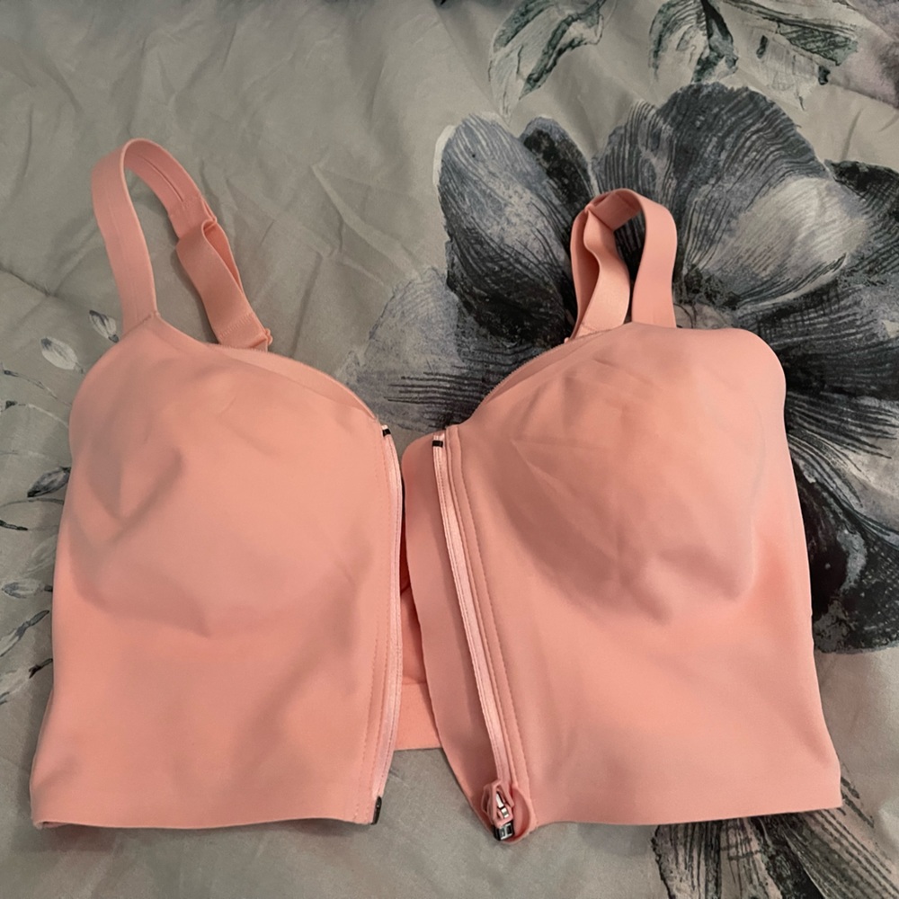 Knockout sports bra 
Size	32DD (E)